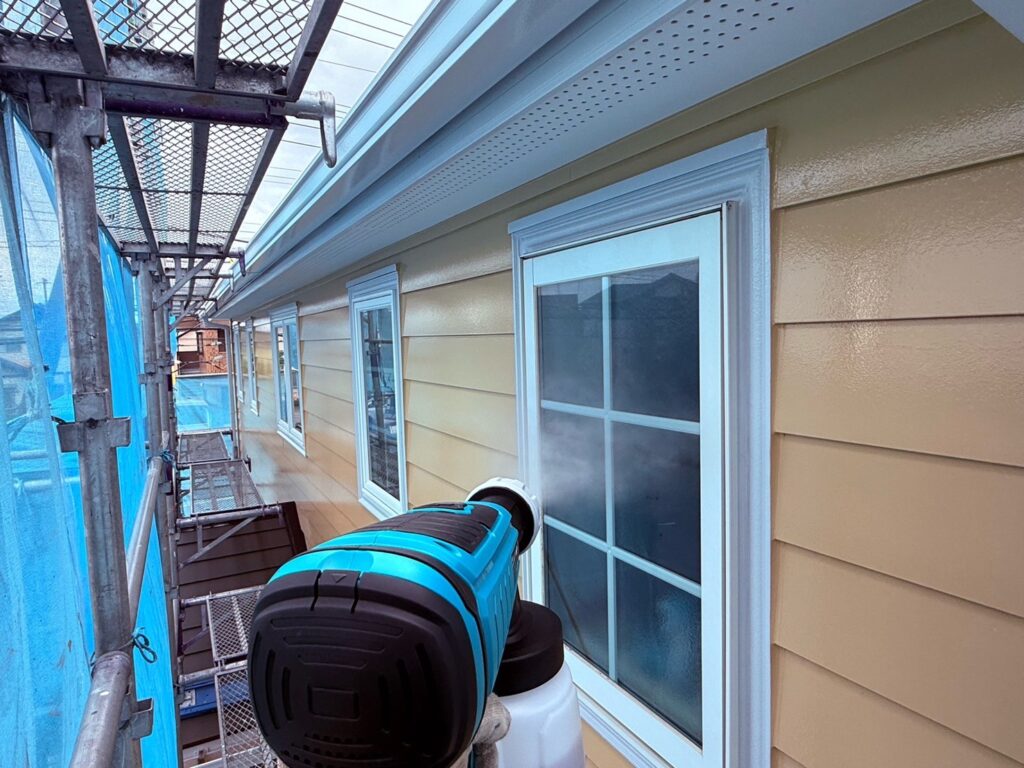 光触媒トップコーティング<br />
（耐候性と美観性を底上げしてくれるコーティング材です。）